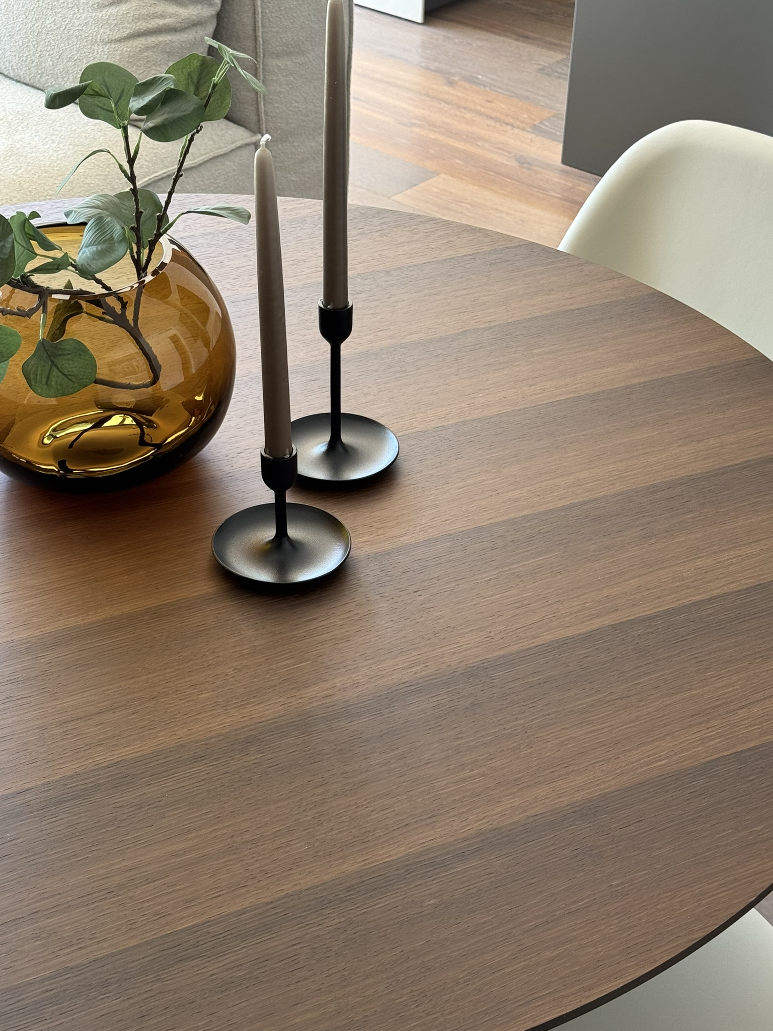 Progetto di interior design a Lugano realizzato da Massimiliano Strati - Design Made in Italy. Ristrutturazione completa della casa con cucina su misura, arredamento elegante, parquet di alta qualità e dettagli di design personalizzati. Soluzioni innovative per interni moderni e raffinati, combinando estetica e funzionalità.