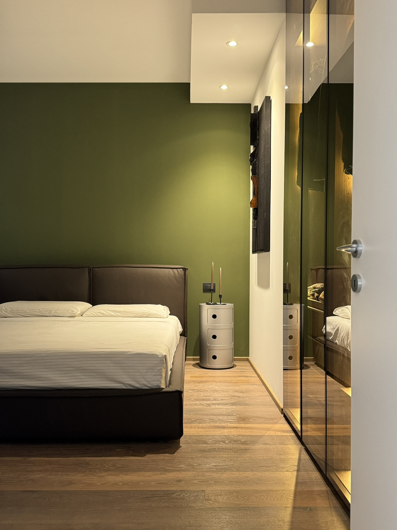 Progetto di interior design a Lugano realizzato da Massimiliano Strati - Design Made in Italy. Ristrutturazione completa della casa con cucina su misura, arredamento elegante, parquet di alta qualità e dettagli di design personalizzati. Soluzioni innovative per interni moderni e raffinati, combinando estetica e funzionalità.