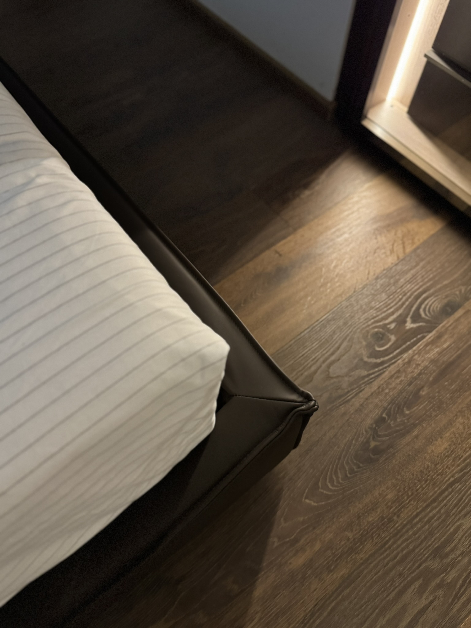 Progetto di interior design a Lugano realizzato da Massimiliano Strati - Design Made in Italy. Ristrutturazione completa della casa con cucina su misura, arredamento elegante, parquet di alta qualità e dettagli di design personalizzati. Soluzioni innovative per interni moderni e raffinati, combinando estetica e funzionalità.