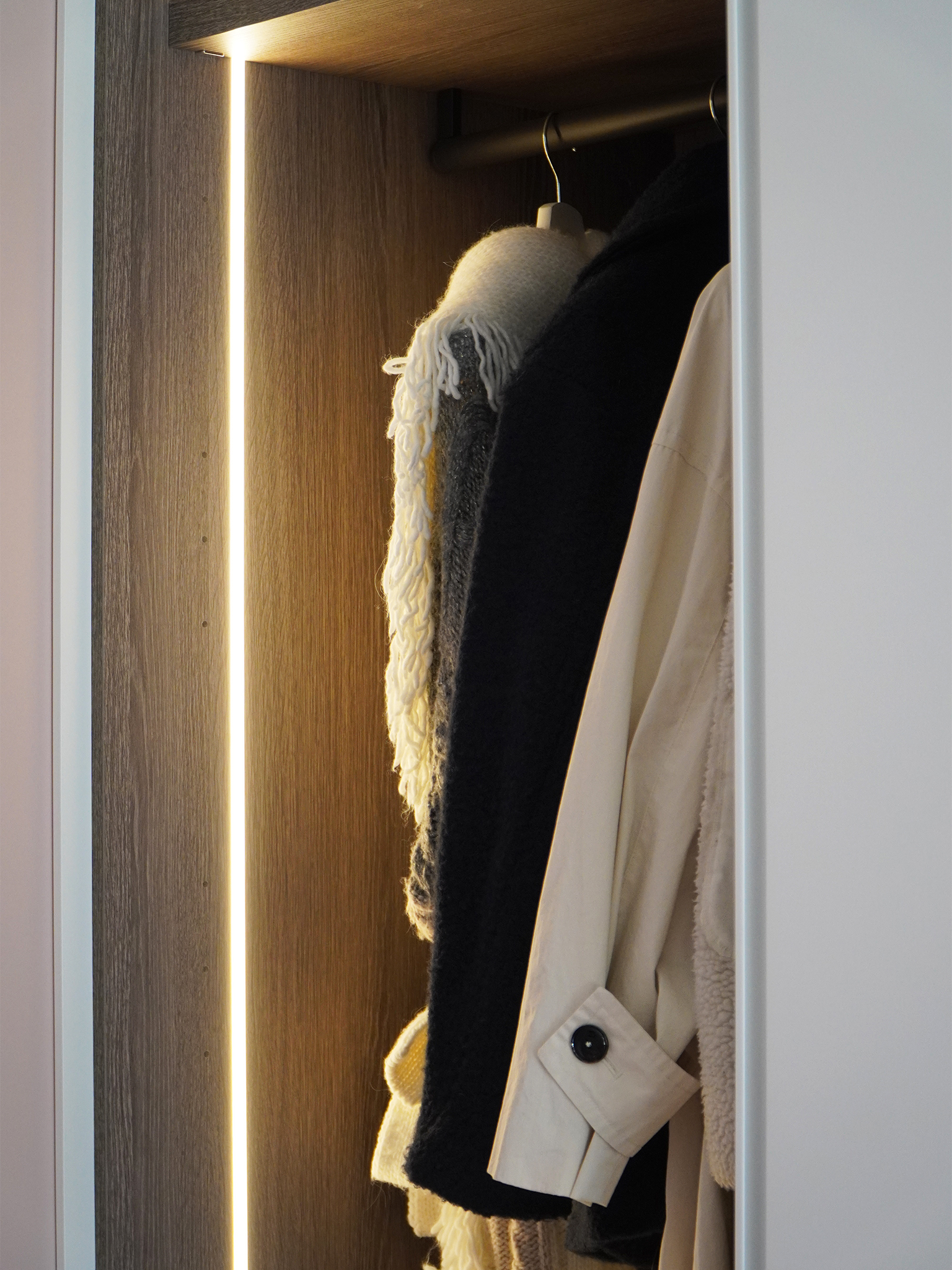 Progetto di interior design a Lugano realizzato da Massimiliano Strati - Design Made in Italy. Ristrutturazione completa della casa con cucina su misura, arredamento elegante, parquet di alta qualità e dettagli di design personalizzati. Soluzioni innovative per interni moderni e raffinati, combinando estetica e funzionalità.