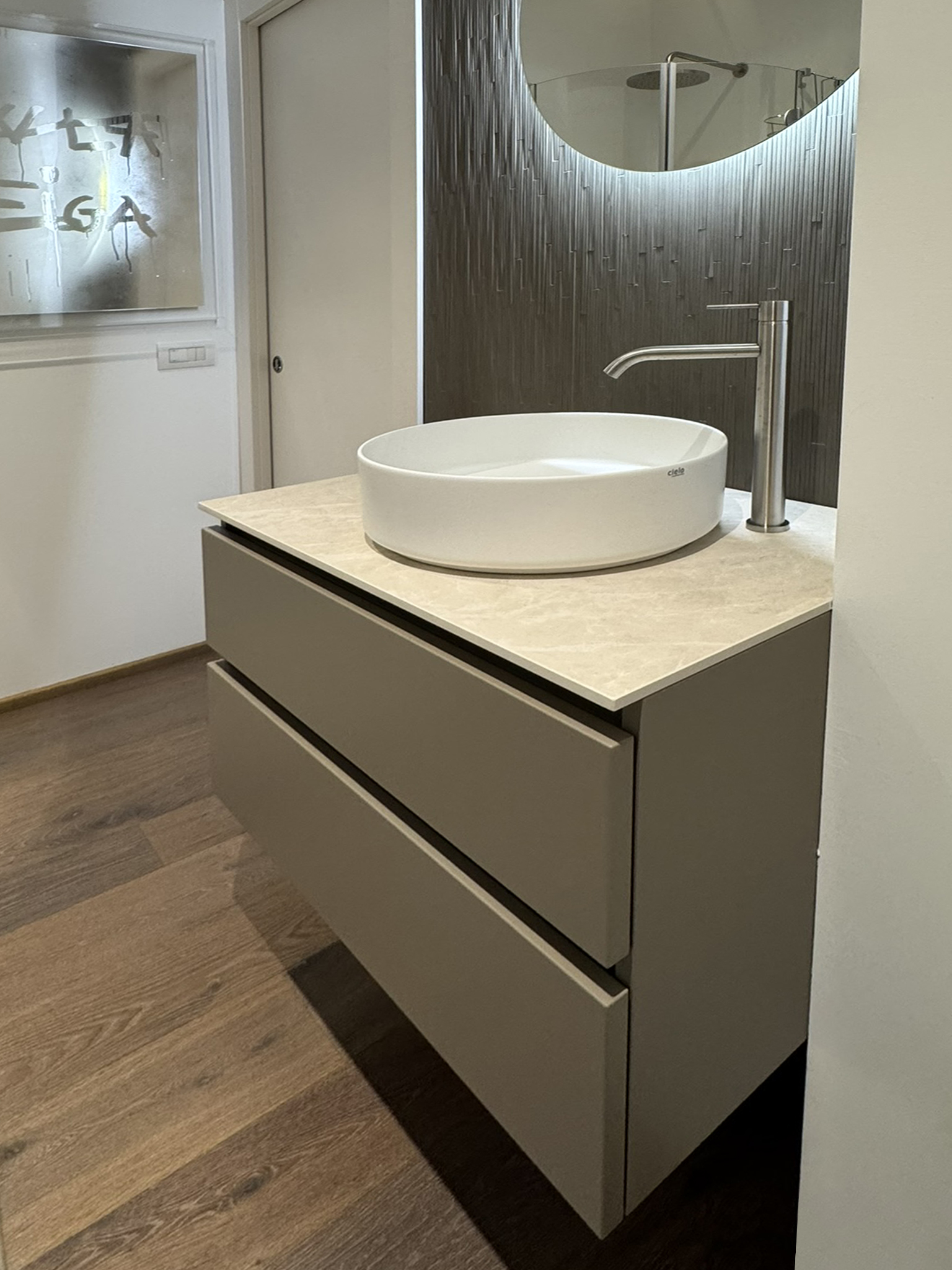 Progetto di interior design a Lugano realizzato da Massimiliano Strati - Design Made in Italy. Ristrutturazione completa della casa con cucina su misura, arredamento elegante, parquet di alta qualità e dettagli di design personalizzati. Soluzioni innovative per interni moderni e raffinati, combinando estetica e funzionalità.