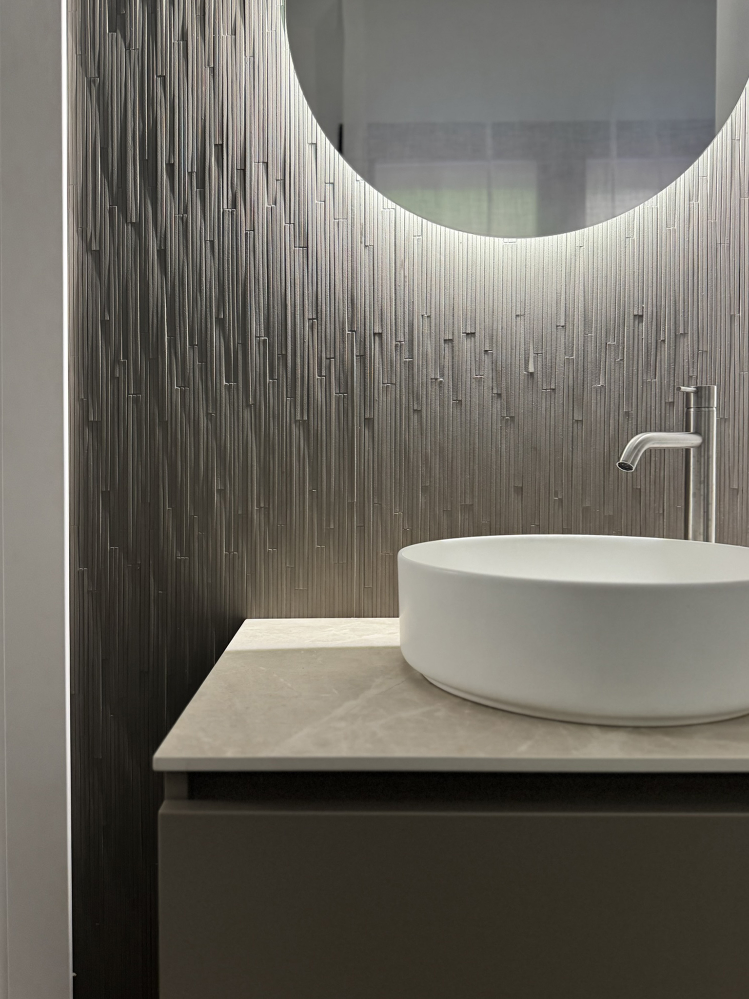 Progetto di interior design a Lugano realizzato da Massimiliano Strati - Design Made in Italy. Ristrutturazione completa della casa con cucina su misura, arredamento elegante, parquet di alta qualità e dettagli di design personalizzati. Soluzioni innovative per interni moderni e raffinati, combinando estetica e funzionalità.