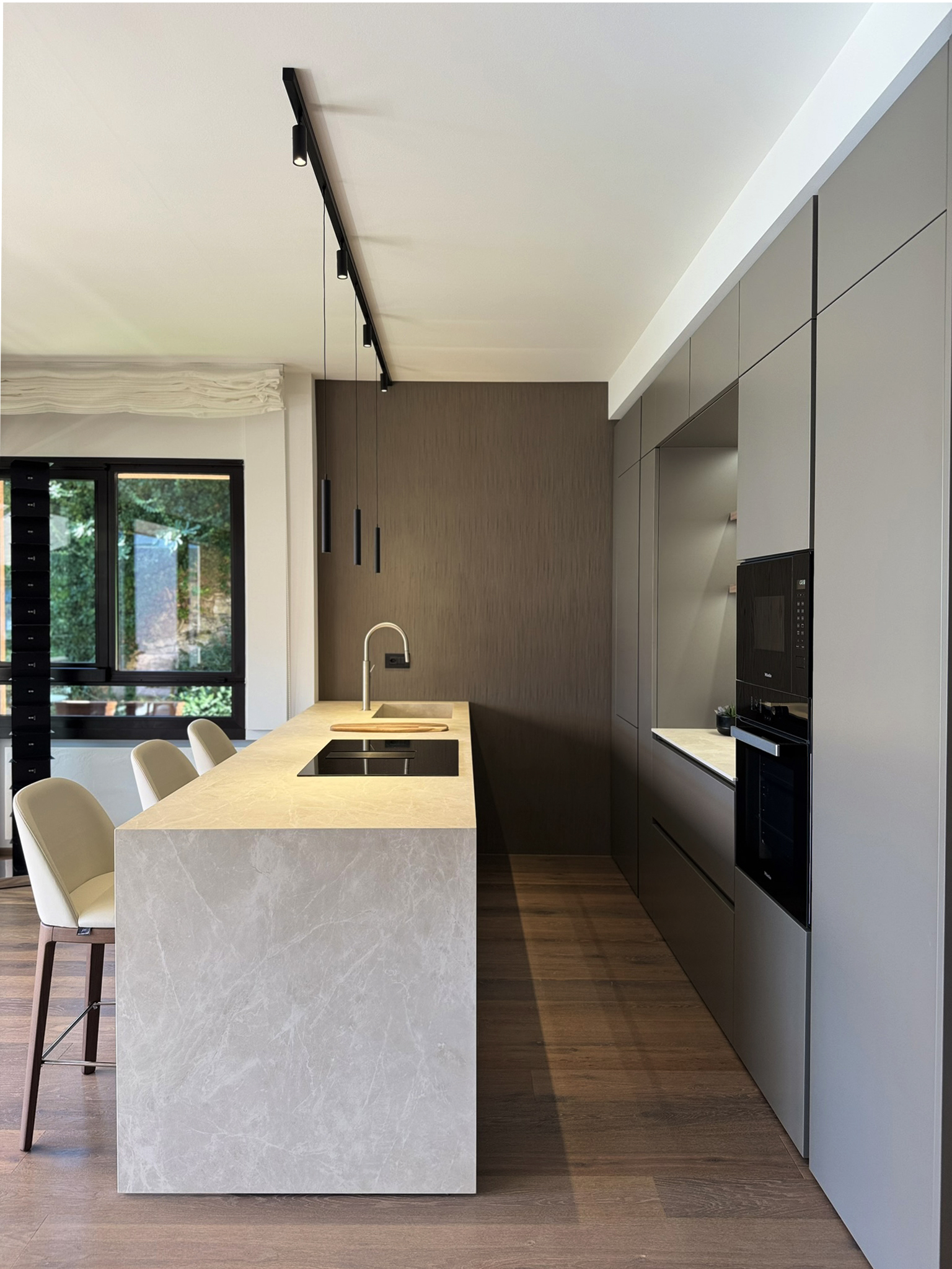 Progetto di interior design a Lugano realizzato da Massimiliano Strati - Design Made in Italy. Ristrutturazione completa della casa con cucina su misura, arredamento elegante, parquet di alta qualità e dettagli di design personalizzati. Soluzioni innovative per interni moderni e raffinati, combinando estetica e funzionalità.