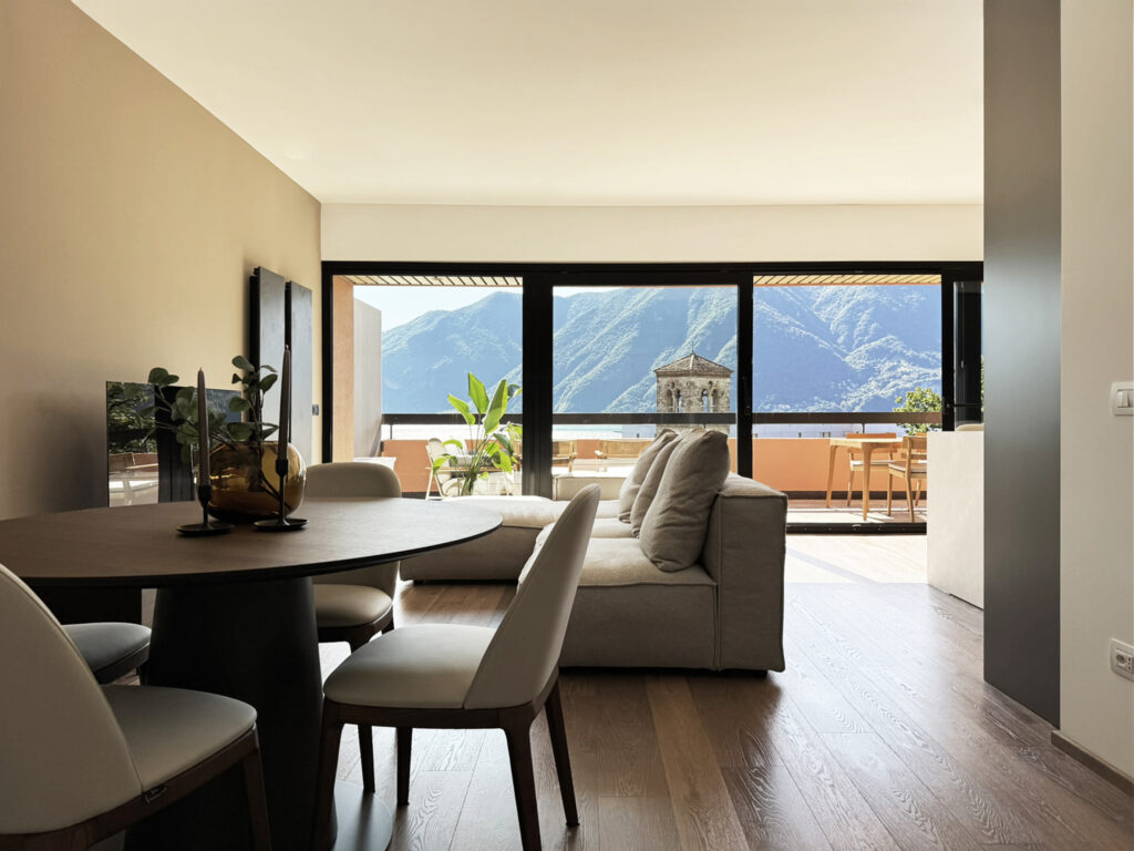 Progetto di interior design a Lugano realizzato da Massimiliano Strati - Design Made in Italy. Ristrutturazione completa della casa con cucina su misura, arredamento elegante, parquet di alta qualità e dettagli di design personalizzati. Soluzioni innovative per interni moderni e raffinati, combinando estetica e funzionalità.