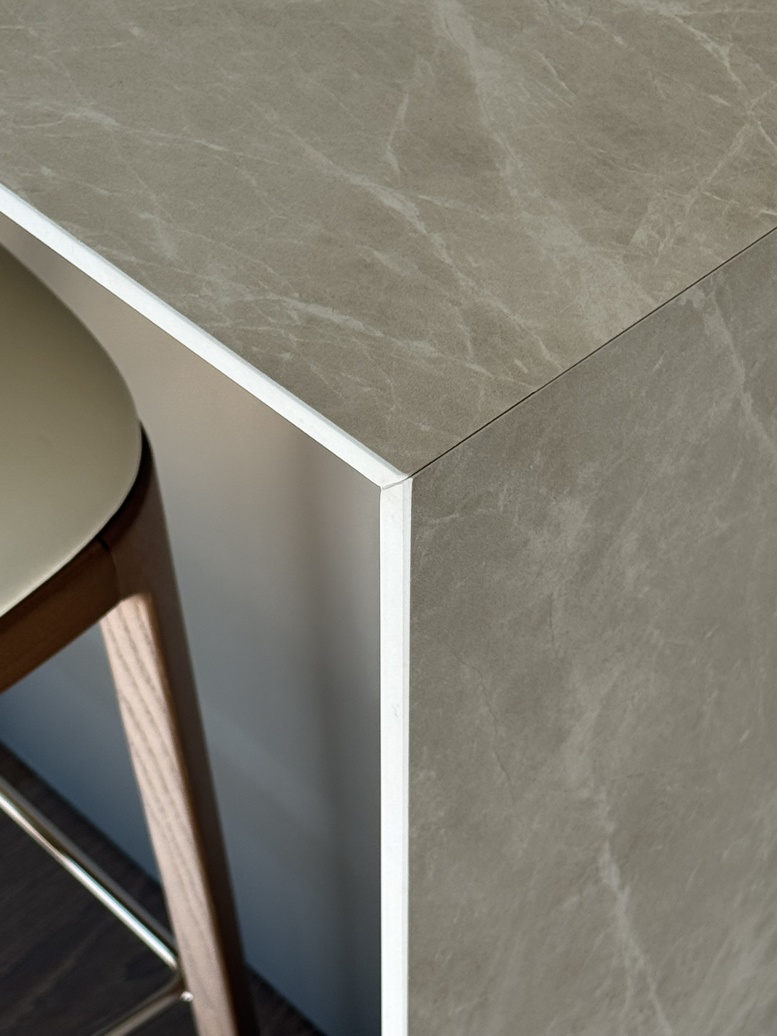 Progetto di interior design a Lugano realizzato da Massimiliano Strati - Design Made in Italy. Ristrutturazione completa della casa con cucina su misura, arredamento elegante, parquet di alta qualità e dettagli di design personalizzati. Soluzioni innovative per interni moderni e raffinati, combinando estetica e funzionalità.