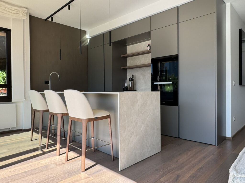 Progetto di interior design a Lugano realizzato da Massimiliano Strati - Design Made in Italy. Ristrutturazione completa della casa con cucina su misura, arredamento elegante, parquet di alta qualità e dettagli di design personalizzati. Soluzioni innovative per interni moderni e raffinati, combinando estetica e funzionalità.