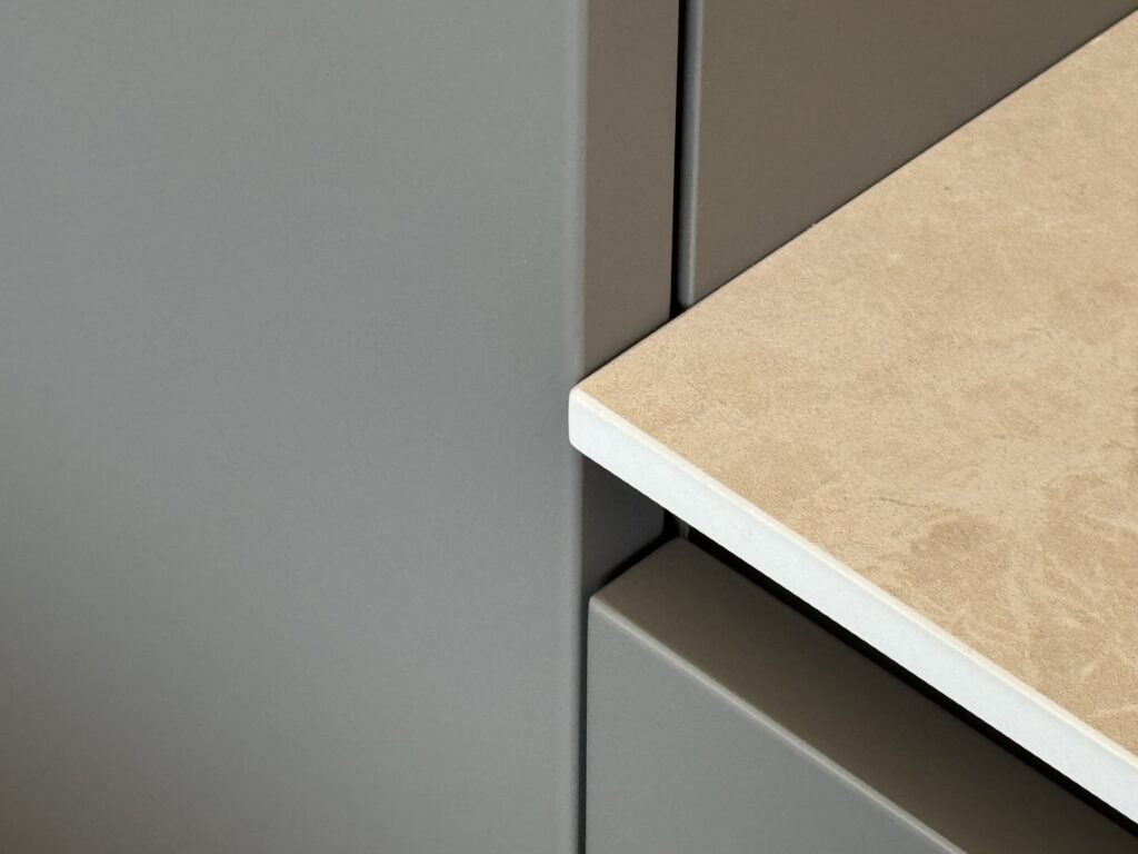 Progetto di interior design a Lugano realizzato da Massimiliano Strati - Design Made in Italy. Ristrutturazione completa della casa con cucina su misura, arredamento elegante, parquet di alta qualità e dettagli di design personalizzati. Soluzioni innovative per interni moderni e raffinati, combinando estetica e funzionalità.