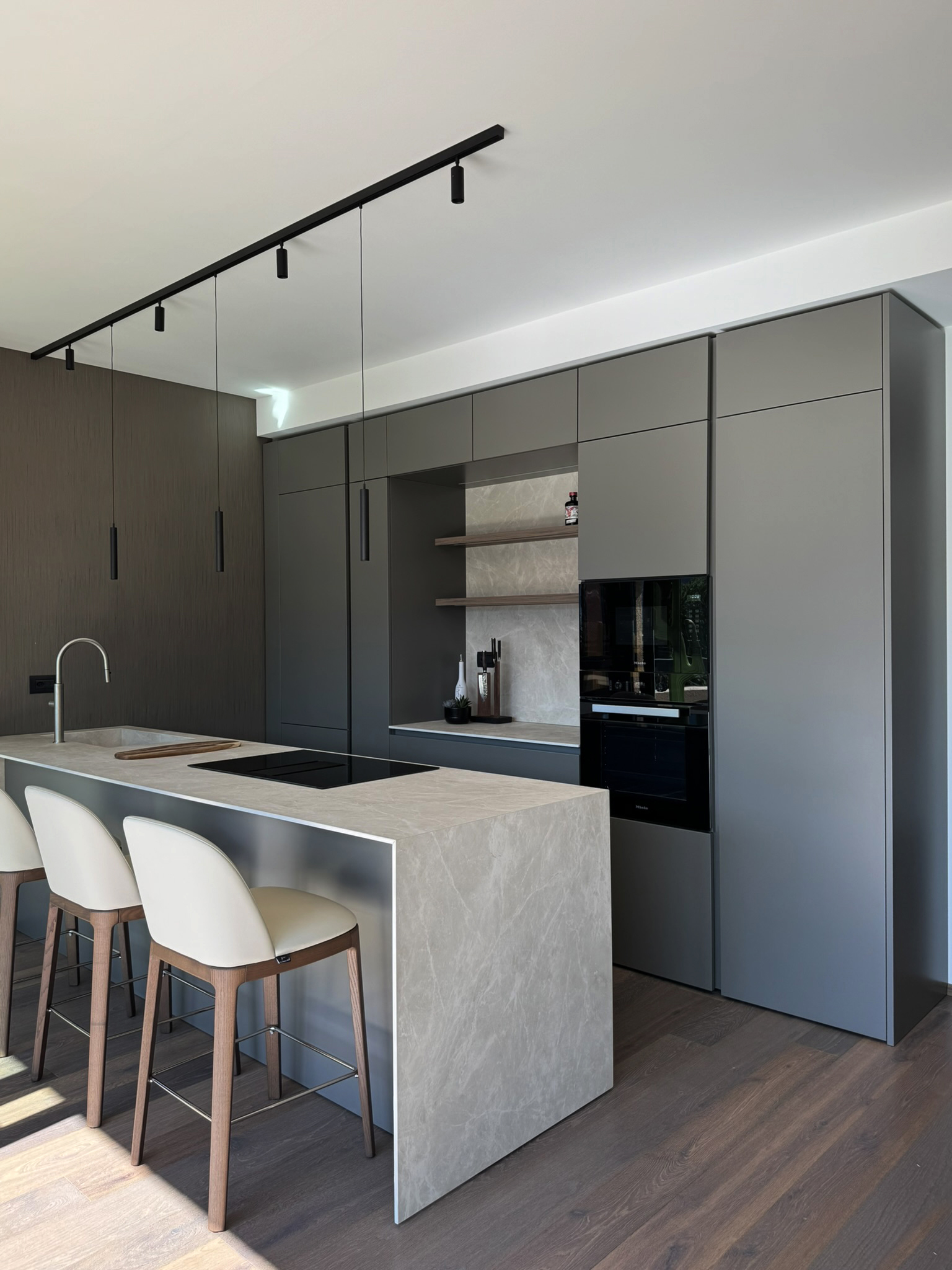 Progetto di interior design a Lugano realizzato da Massimiliano Strati - Design Made in Italy. Ristrutturazione completa della casa con cucina su misura, arredamento elegante, parquet di alta qualità e dettagli di design personalizzati. Soluzioni innovative per interni moderni e raffinati, combinando estetica e funzionalità.