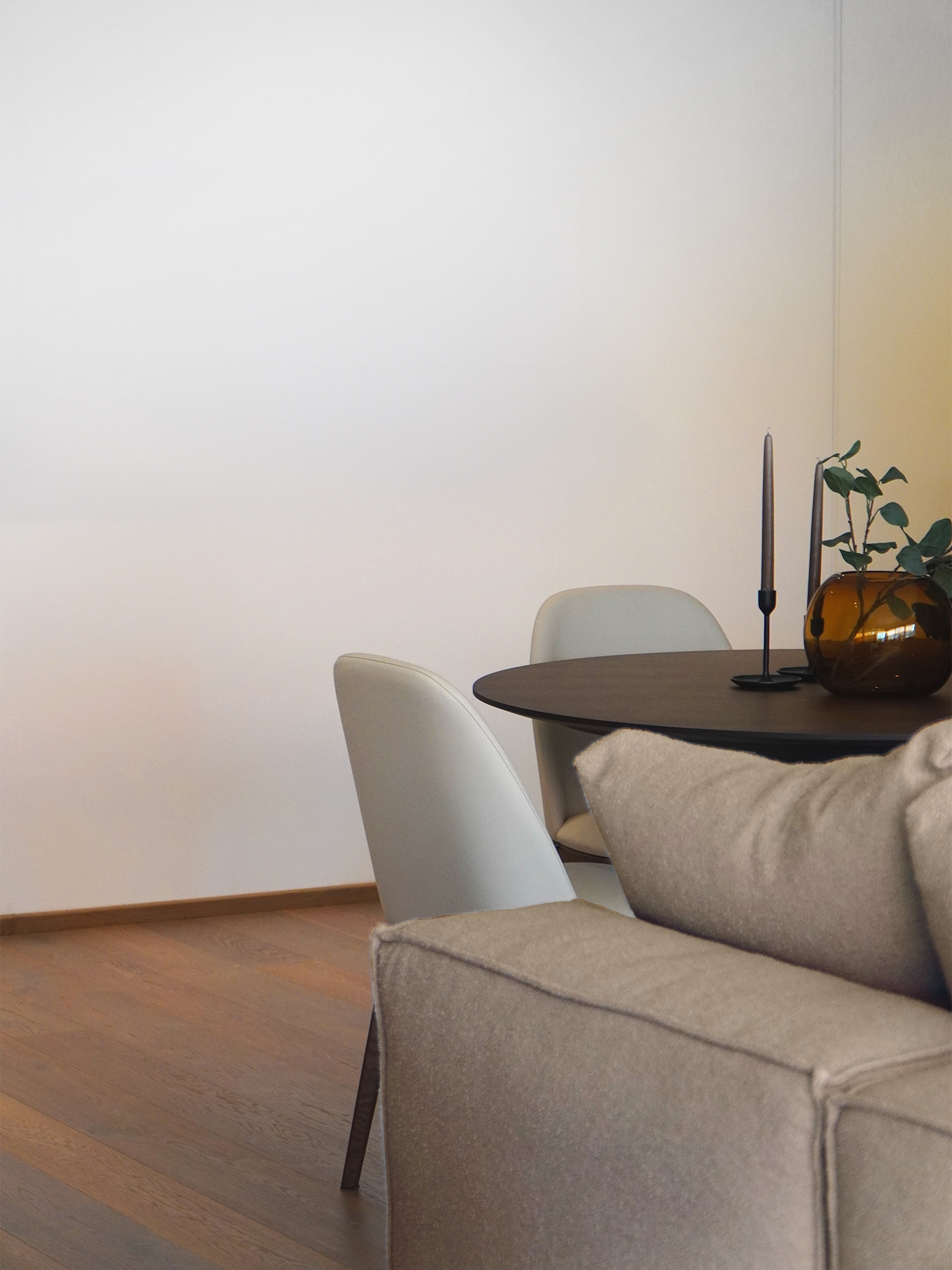 Progetto di interior design a Lugano realizzato da Massimiliano Strati - Design Made in Italy. Ristrutturazione completa della casa con cucina su misura, arredamento elegante, parquet di alta qualità e dettagli di design personalizzati. Soluzioni innovative per interni moderni e raffinati, combinando estetica e funzionalità.