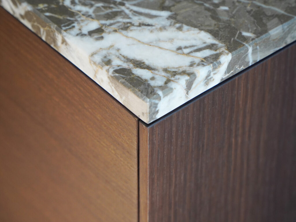 Progetto di interior design a Lugano realizzato da Massimiliano Strati - Design Made in Italy. Ristrutturazione completa della casa con cucina su misura, arredamento elegante, parquet di alta qualità e dettagli di design personalizzati. Soluzioni innovative per interni moderni e raffinati, combinando estetica e funzionalità.