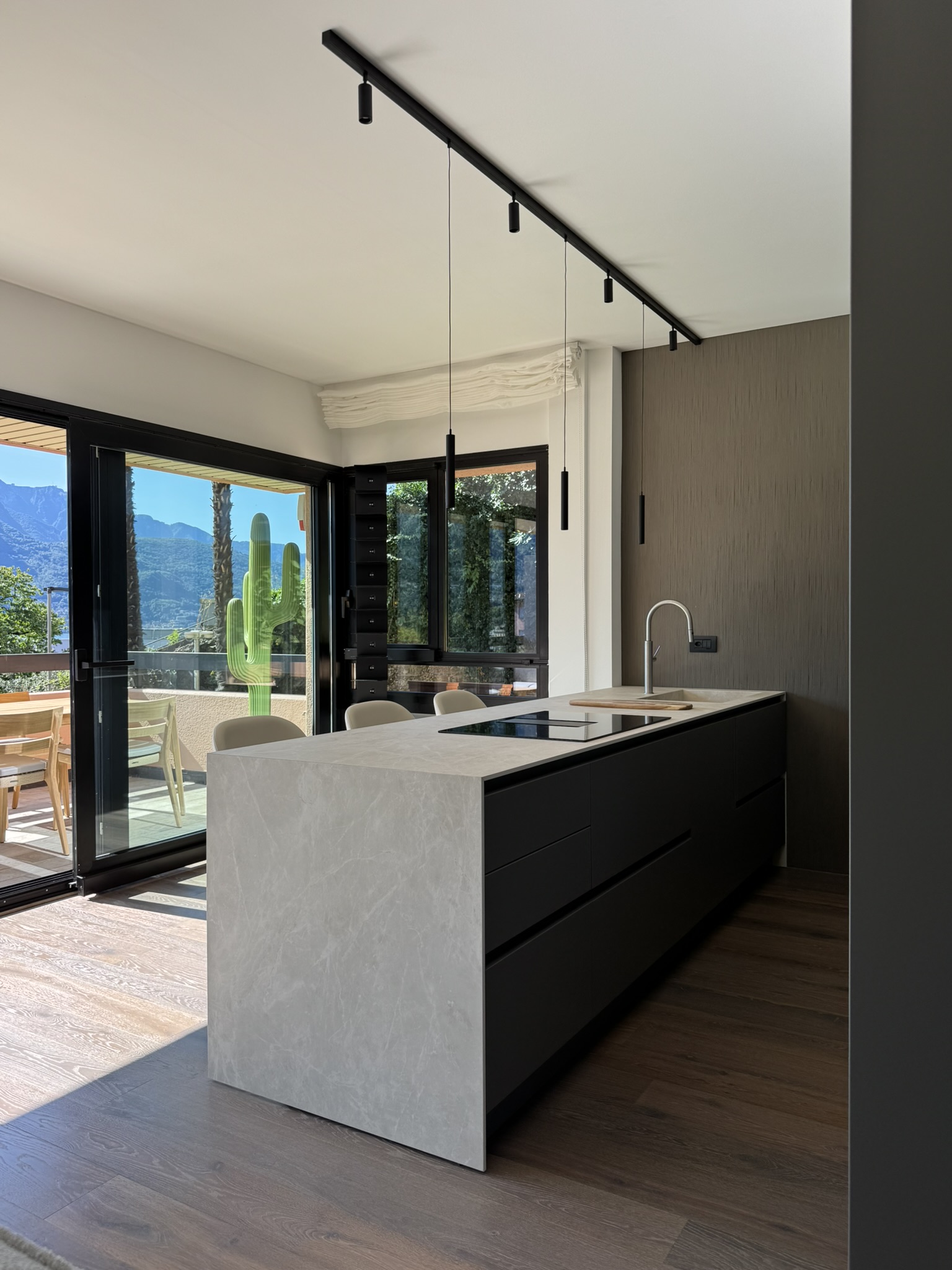 Progetto di interior design a Lugano realizzato da Massimiliano Strati - Design Made in Italy. Ristrutturazione completa della casa con cucina su misura, arredamento elegante, parquet di alta qualità e dettagli di design personalizzati. Soluzioni innovative per interni moderni e raffinati, combinando estetica e funzionalità.