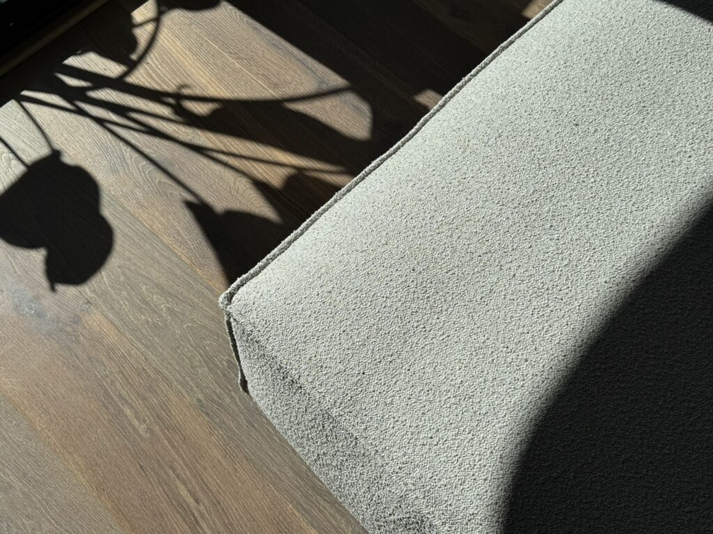 Progetto di interior design a Lugano realizzato da Massimiliano Strati - Design Made in Italy. Ristrutturazione completa della casa con cucina su misura, arredamento elegante, parquet di alta qualità e dettagli di design personalizzati. Soluzioni innovative per interni moderni e raffinati, combinando estetica e funzionalità.