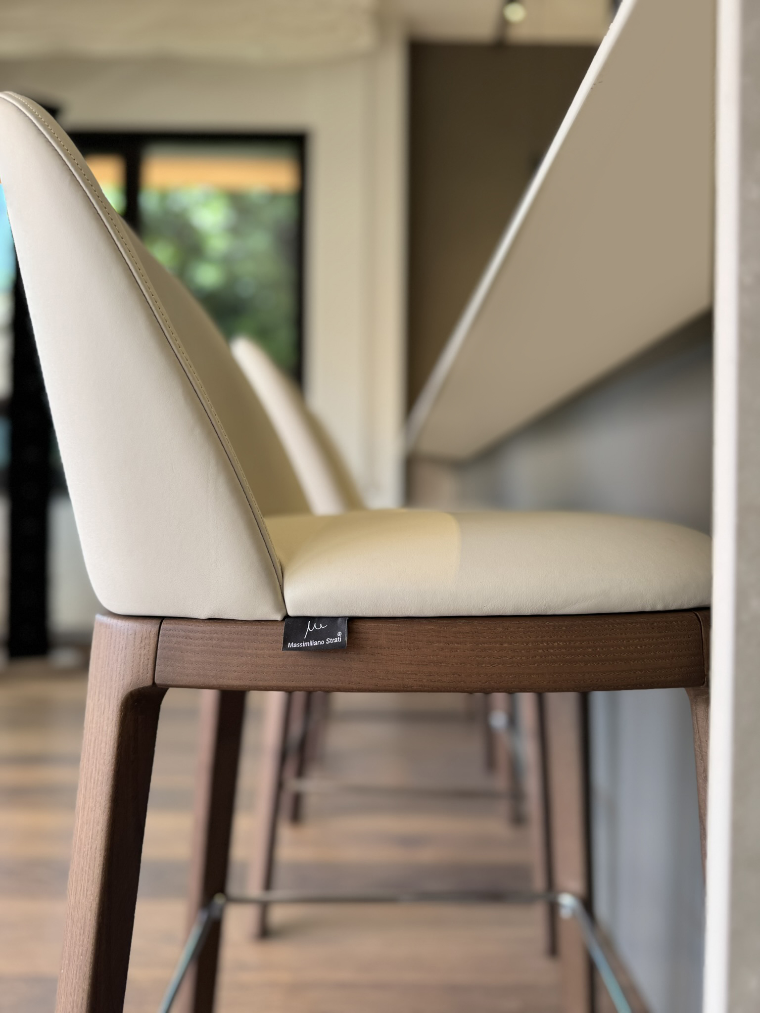 Progetto di interior design a Lugano realizzato da Massimiliano Strati - Design Made in Italy. Ristrutturazione completa della casa con cucina su misura, arredamento elegante, parquet di alta qualità e dettagli di design personalizzati. Soluzioni innovative per interni moderni e raffinati, combinando estetica e funzionalità.