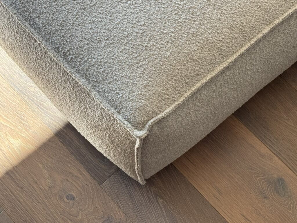 Progetto di interior design a Lugano realizzato da Massimiliano Strati - Design Made in Italy. Ristrutturazione completa della casa con cucina su misura, arredamento elegante, parquet di alta qualità e dettagli di design personalizzati. Soluzioni innovative per interni moderni e raffinati, combinando estetica e funzionalità.