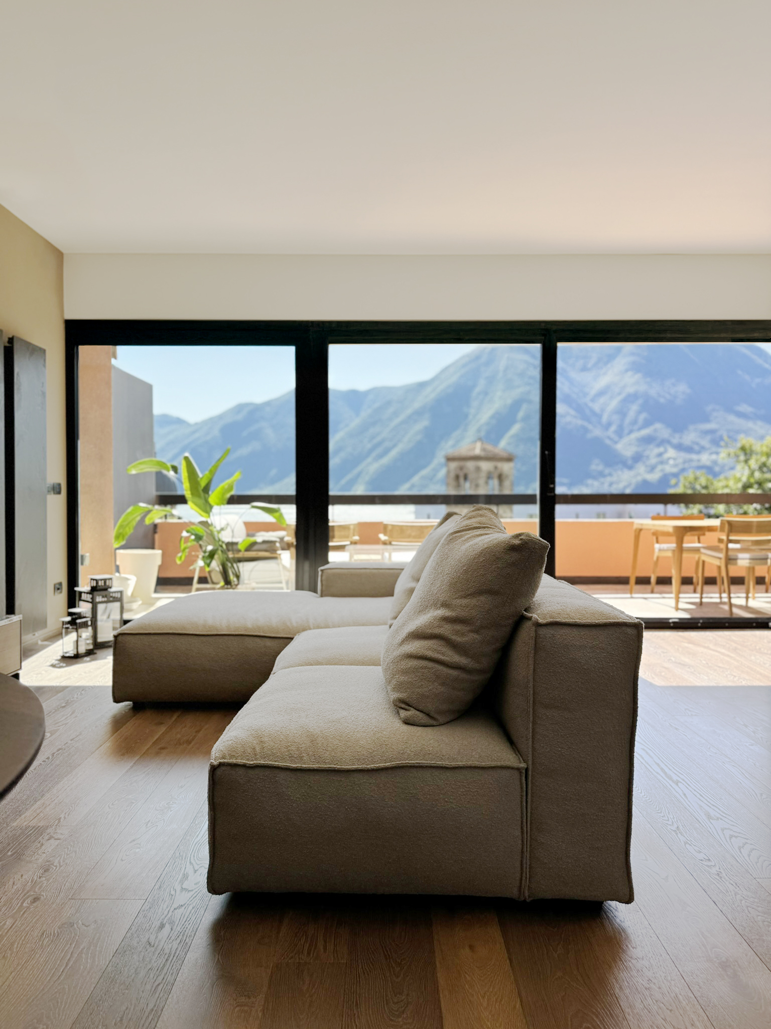 Progetto di interior design a Lugano realizzato da Massimiliano Strati - Design Made in Italy. Ristrutturazione completa della casa con cucina su misura, arredamento elegante, parquet di alta qualità e dettagli di design personalizzati. Soluzioni innovative per interni moderni e raffinati, combinando estetica e funzionalità.