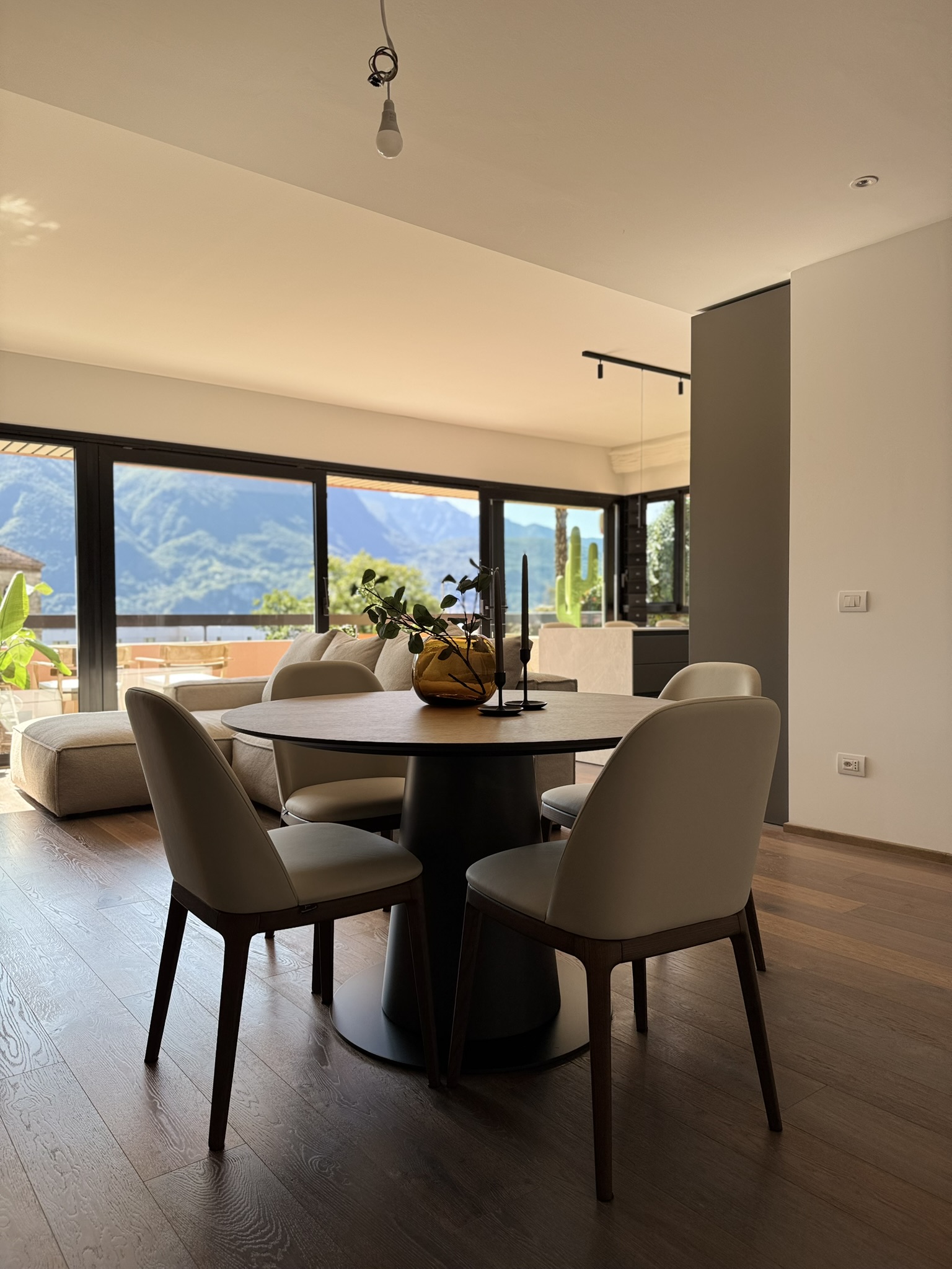 Progetto di interior design a Lugano realizzato da Massimiliano Strati - Design Made in Italy. Ristrutturazione completa della casa con cucina su misura, arredamento elegante, parquet di alta qualità e dettagli di design personalizzati. Soluzioni innovative per interni moderni e raffinati, combinando estetica e funzionalità.