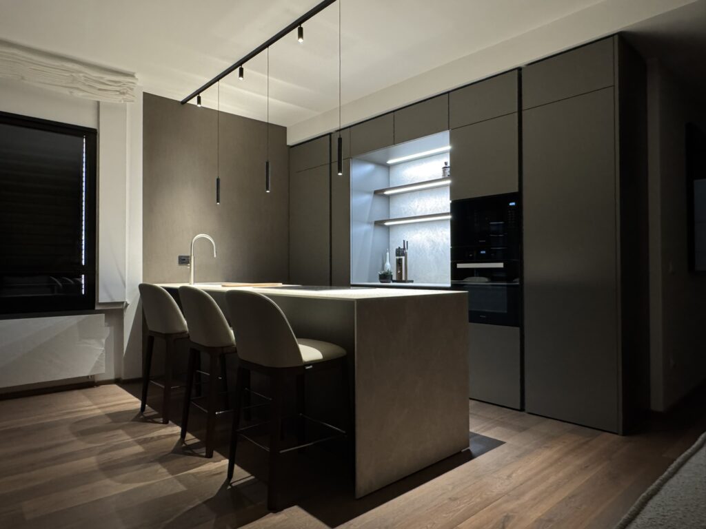 Progetto di interior design a Lugano realizzato da Massimiliano Strati - Design Made in Italy. Ristrutturazione completa della casa con cucina su misura, arredamento elegante, parquet di alta qualità e dettagli di design personalizzati. Soluzioni innovative per interni moderni e raffinati, combinando estetica e funzionalità.