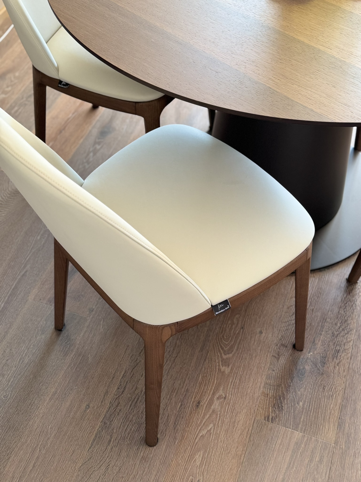 Progetto di interior design a Lugano realizzato da Massimiliano Strati - Design Made in Italy. Ristrutturazione completa della casa con cucina su misura, arredamento elegante, parquet di alta qualità e dettagli di design personalizzati. Soluzioni innovative per interni moderni e raffinati, combinando estetica e funzionalità.